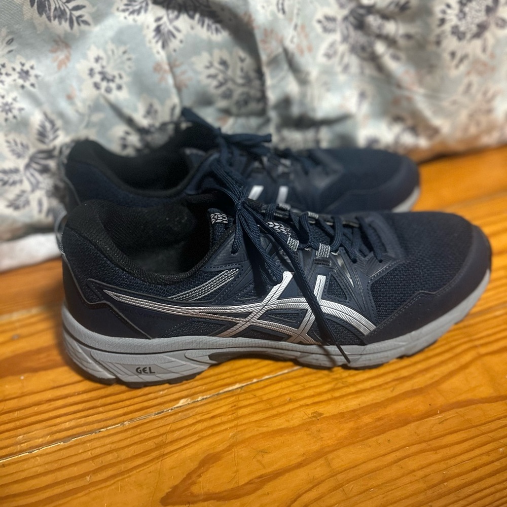 Asics Men's Navy and Gray shoes